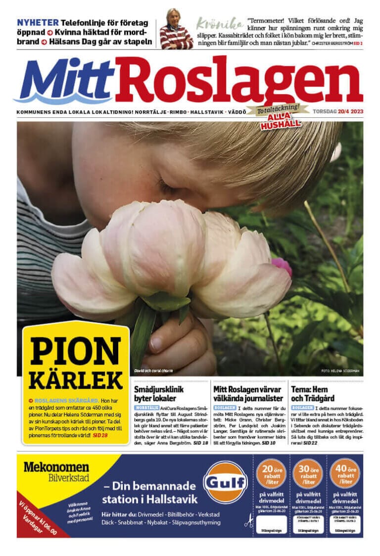Framsidan av den svenska tidningen Mitt Roslagen – daterad april 2023, torsdag – visar en person som luktar en blomma. Rubriker diskuterar lokala nyheter, ett mordfall och samhällshändelser. Annonserna längst ner inkluderar kampanjer för en verkstad och en bensinstation.