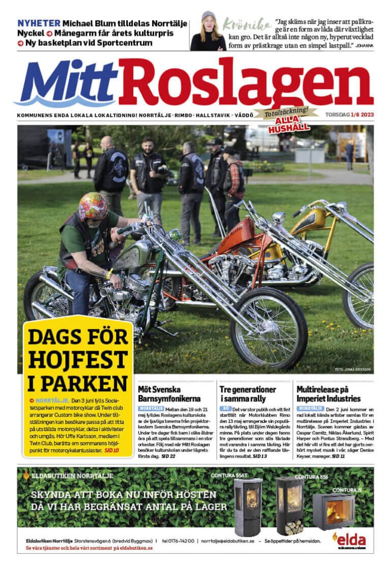 Framsidan av Mitt Roslagens tidning från TORSDAG med folk som ställer upp cyklar i en park. Rubriken lyder "Dags För Hojfest i Parken." Olika nyhetsartiklar och annonser är synliga och fångar den livliga andan från FEB 2023.