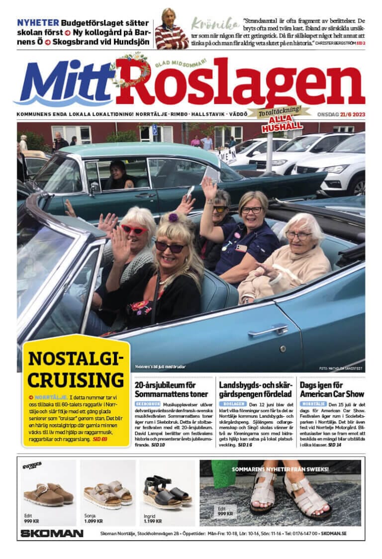 En grupp leende människor vinkar inifrån en vintage cabriolet under ett nostalgicruisingevenemang. Bilen, som visas på förstasidan av en tidning daterad TORSDAG, FEB 2023, är omgiven av rubriker och artiklar på svenska. Evenemanget ser livligt och glädjefullt ut.