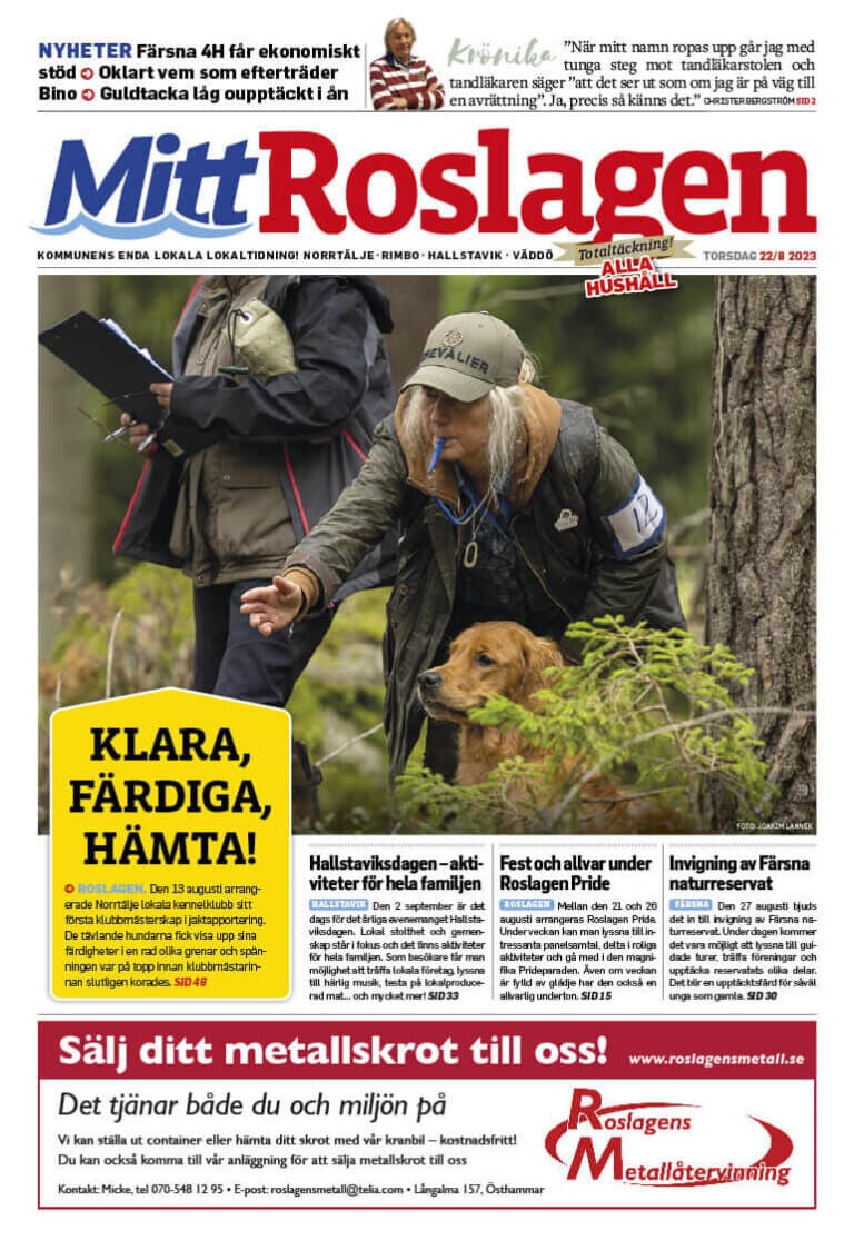 En kvinna i friluftskläder pekar på något i en skogsmiljö på omslaget till FEB 2023, TORSDAG-upplagan av Mitt Roslagen. Sidan innehåller rubriker och annonser, med ett rött och vitt färgschema.