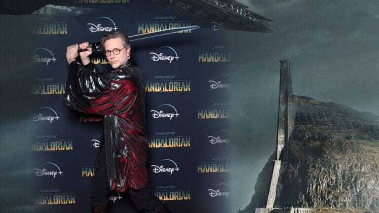 I en glänsande, mörk outfit tar en person en pose med en ljussabel mot bakgrunden "Disney+ Star Wars: The Mandalorian" och fångar sagans livfulla väsen. Bredvid dem visar en bild upp ett stenigt landskap med en hög struktur, vilket ger scenen liv i fantastiska detaljer.