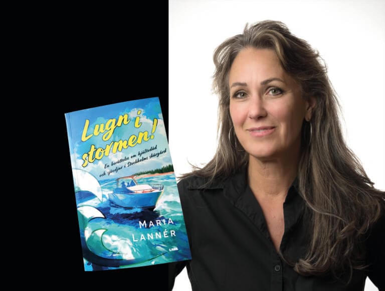 En kvinna med långt, vågigt grått hår och svart skjorta står bredvid "Lugn i stormen!" av Maria Lanner - ett gripande sjödrama. Bokens omslag visar en båt på vatten under blå himmel.