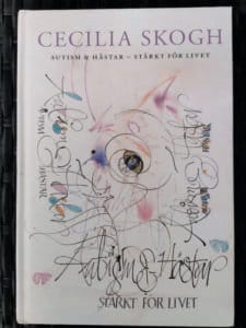 Bokomslag med titeln "Autism & Hästar - Stärkt för livet" av Cecilia Skogh, med abstrakt konst och dekorativ skrift i olika färger, vit bakgrund, små hästillustrationer och folkfeststämning.