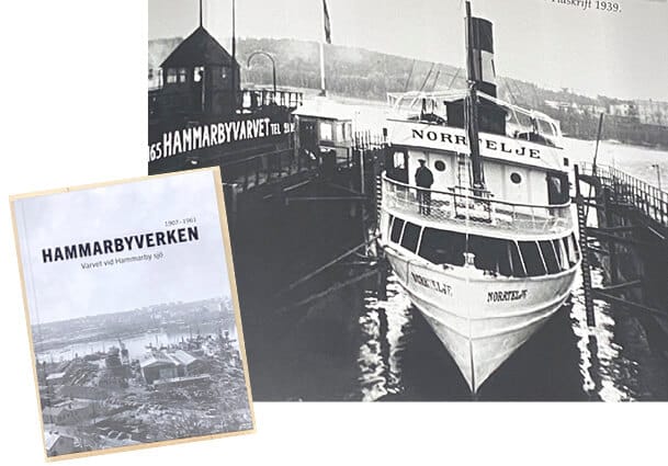 Ett svartvitt foto visar ångfartyget Norrtelje i docka vid Hammarby varv 1939. I förgrunden syns en infälld bild som visar ett bokomslag med titeln "Hammarbyverken" med varvets varvshistoria.