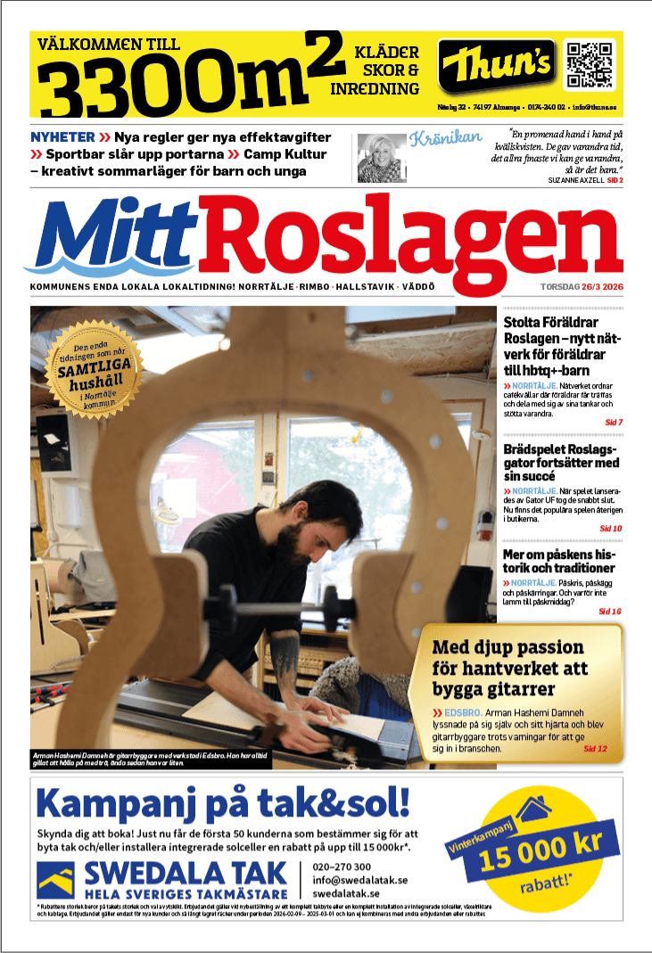 En person arbetar med trä i en verkstad och formar en stor böjd bit. Bilden är placerad på förstasidan av en svensk tidning med rubriker och annonser runt omkring.