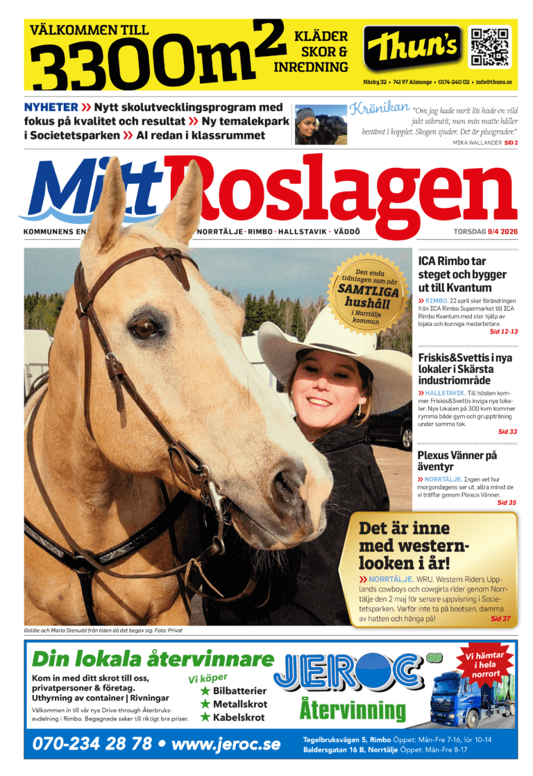 En leende kvinna i svart hatt står bredvid en ljus häst med grimma. I bakgrunden syns gula rubriker, logotyper och olika texter på omslaget till en svensk tidning som heter Mitt Roslagen.