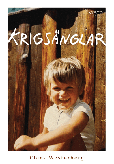 Ett litet barn ler framför en rustik trävägg. Överst står det ”Krigsänglar” i vit text. Författarens namn, Claes Westerberg, står längst ner i rött på en vit banderoll.