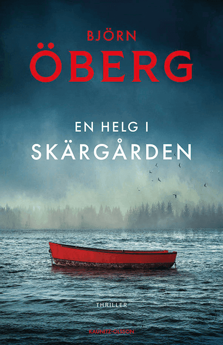 Bokomslag med en röd roddbåt på mörkt vatten under en dimmig, molnig himmel, med titeln ”En helg i skärgården” av Björn Öberg.