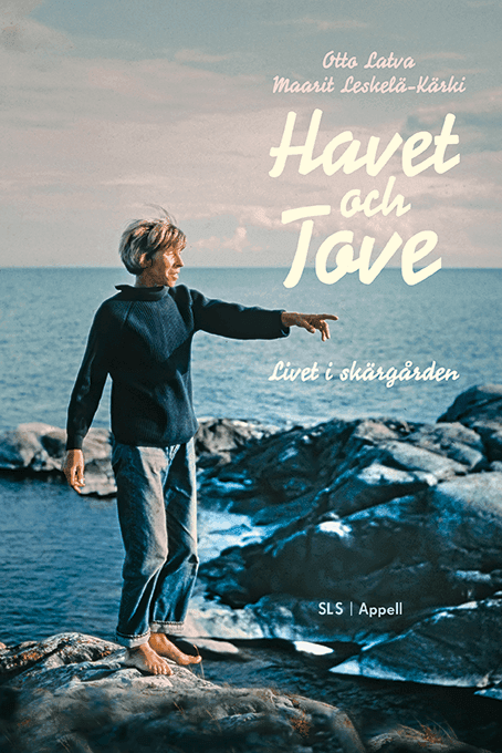 Bokomslag till ”Havet och Tove: Livet i skärgården” av Otto Latva och Maarit Leskelä-Kärki, där en person står på en stenig strand och pekar mot havet.